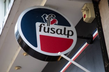 Bordeaux, Aquitaine France - 03: 20 2022: Fusalp logo marka zinciri ve Fransız alplerinde kayak yapmak için kullanılan kış kıyafetleri ön cephe işareti