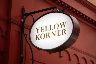 Ek bina, Fransa - 06 16 2023: Sarı Korner logosu işareti ve sınırlı sayıdaki sanat fotoğrafçılığının sarı zincir mağaza cephesi
