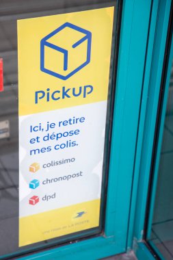 Bordeaux, Aquitaine France - 06 21 2023: la poste picup colissimo chronopost dpd zincirleme servis teslimat yeri paketi almak için