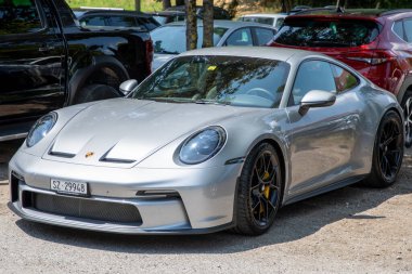 Bordeaux, Fransa - 06 27 2023: Porsche 911 GT3 turnesi Alman spor otomobil logosu ve Almanya 'nın ikonik aracında metin işareti