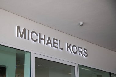 Bordeaux, Fransa - 06 27 2023: Michael Kors ön cephe işareti logosu ve moda ticari giyim zinciri tekstil mağazasının girişinde metin işareti