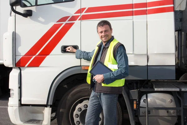 Kierowca Ciężarówki Trzymający Tablet Dostaje Się Kabiny Ciężarówki Żółtej Odblaskowej — Zdjęcie stockowe