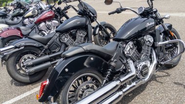 Lyon, Fransa - 06 16 2023: Hintli izci motosikleti bize neo retro stili motosiklet Amerikan markalı motosikletler