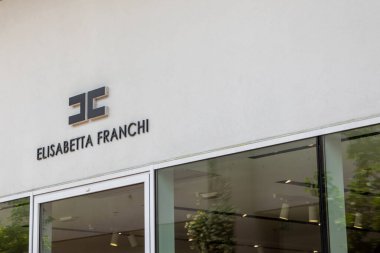 Bordeaux, Fransa - 06 27 2023: Elisabetta franchi ön cephe işareti logosu ve moda moda ticari giyim zinciri tekstil mağazasının girişinde metin işareti