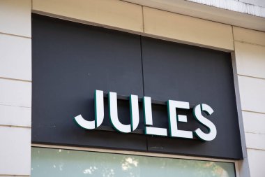 Bordeaux, Fransa - 06 27 2023: jules Fronade işareti logosu ve moda ticari giyim zincirinin moda tekstil mağazasının girişi.
