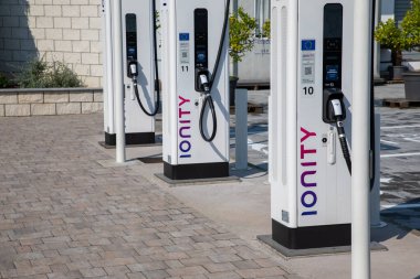 Lyon, Fransa - 06 16 2023: IONITY logo markası ve araba şarj ünitesi yüksek şarj üniteleri elektrikli ev