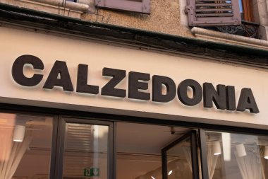 Bordeaux, Aquitaine France - 06 22 2023: calzedonia logo markası mağazası giyim mağazası cephe önü yazı perakende iç çamaşırı