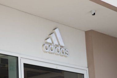 Bordeaux, Fransa - 06 27 2023: Adidas cephe işareti logosu ve moda ticari giyim zincirinin moda tekstil mağazasının girişi