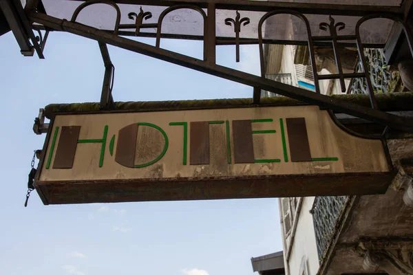Hotel Stary Starożytny Znak Tekst Vintage Ścianie Budynku Elewacji Mieście — Zdjęcie stockowe