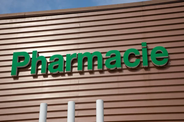 Farmacie ışıklandırma logosu Fransızca metni duvar inşaatı eczane cephesinde anlamına gelir