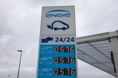Bordeaux, Fransa - 07 01 2023: engie elektrikli araba şarj noktası ev panel logosu ve metin tabelası istasyonu