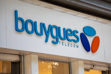 Bordeaux, Fransa - 07 01 01 2023: Bouygues telekom logosu metin ve giriş mağazasındaki ön cephe telefon operatöründe imza markası