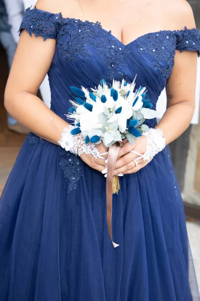 Mulher Noiva Azul Vestido Moda Casamento Roupas Segurando Mão Casamento — Fotografia de Stock