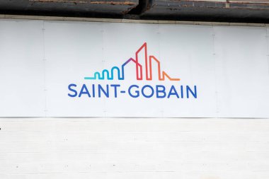 Bordeaux, Fransa - 07 01 01 2023: Saint-Gobain marka levhası ve logo yazı duvarı ön cephesi Fransız yapı malzemeleri imalat şirketi