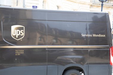 Bordeaux, Fransa - 06 27 2023: UPS Teslimat Minibüsü dünya çapında hizmet ve marka tabelasına sahip logo servis aracı