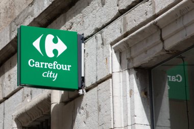 Bordeaux, Fransa - 07 05 05 2023: Carrefour City metin logosu ve marka işareti kasaba mağazası süpermarketinin ön girişinde