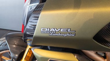 Lyon, Fransa - 06 16 2023: Ducati DIAVEL Lamborghini 1260 S yakıt tankı diavel motorsiklet logosu ve sınırlı sayıdaki İtalyan motosikletinin metin işareti