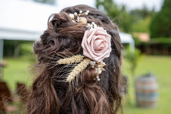 Krásná Brunetka Vlasy Kadeřnice Nevěsta Účesem Růže Vlasy Dekorace Prameny — Stock fotografie