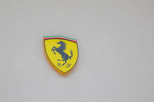 Turino Itálie 2023 Logo Obchodu Ferrari Značkové Textové Nápisy Stěně — Stock fotografie