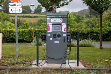 Bordeaux, Fransa - 07 10 2023: Mobive marka logo ve Nouvelle-Aquitaine Fransa 'daki elektrikli ve hibrit araçlar için istasyon yolunun önüne metin imzalama
