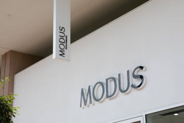 Bordeaux, Fransa - 06 27 2023: Modus fronade işareti logosu ve moda ticari giyim zincirinin moda tekstil mağazasının girişinde metin işareti