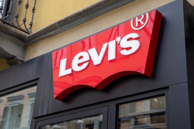 Milan, İtalya - 07 10 2023: Levis markası logosu ve duvar önü moda mağazası ön cephesinde imza.