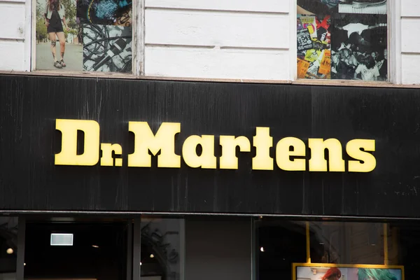Bordeaux, Fransa - 07 10 2023: Gb İngiliz ayakkabı ve giysi zinciri duvarındaki Dr. Martens logosu tabela mağazası