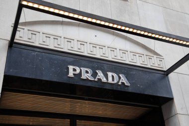 Milan, İtalya - 07 10 2023: Prada mağazası ön cephe ve logo markası imzalı zincir girişli İtalyan tasarımı