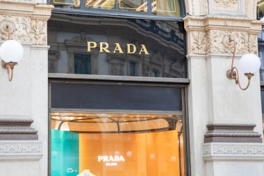 Milan, İtalya - 07 10 2023: PRADA logosu işareti ve ön cephe mağazası İtalyan lüks moda evi zinciri aksesuarları