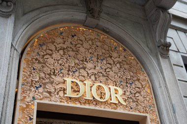 Milan, İtalya - 07 05 2023: dior store tabelası metin ve marka tasarımcı moda ön cephesi girişi
