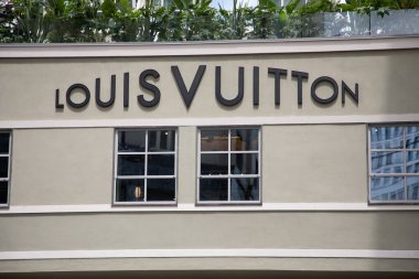 Milan, İtalya - 07 10 2023: Louis Vuitton logosu ve ön cephedeki dükkan zinciri lüks çanta ve bavul