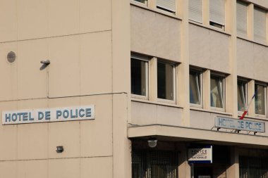 Annecy, Fransa - 07 10 2023: Hotel de police nationale. Şehir merkezindeki ofis ulusal polis karakolunun Fransızca ve logo binasını imzalayın.