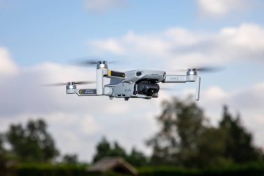 Bordeaux, Fransa - 07 01 2023: dji mini 2 ultra hafif Drone modern kamerayla gökyüzü kuadkopter savaşında havada süzülüyor