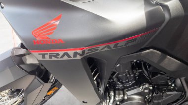 Bordeaux, Fransa - 07 01 2023: honda transalp motorsiklet yeni logo metni ve modern motorsiklet yakıt tankında marka tabelası