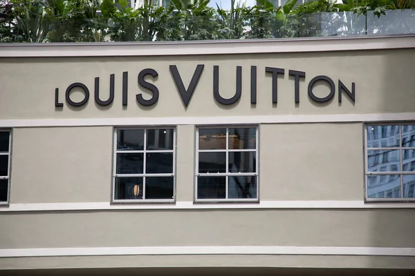 Μιλάνο Ιταλία 2023 Louis Vuitton Λογότυπο Μάρκα Και Πινακίδα Μπροστά — Φωτογραφία Αρχείου