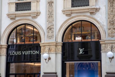 Milan, İtalya - 07 10 2023: Louis Vuitton logosu ve ön girişteki ön kapıda işaret levhası lüks mağaza zinciri çanta ve bavul