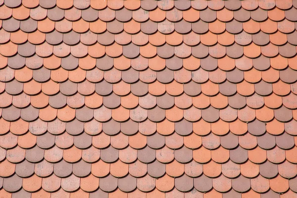 小石造民家の赤瓦瓦粘土瓦の屋根 — ストック写真