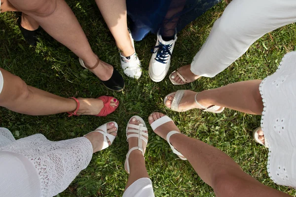 Schuhe Frau Füße Braut Und Freundinnen Hochzeitstag — Stockfoto