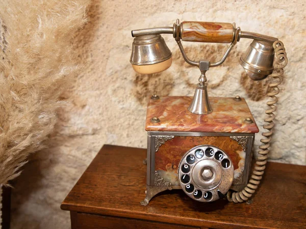 Telefone Retro Mesa Antiguidade Frente Velho Pedra Parede Vintage Fundo — Fotografia de Stock