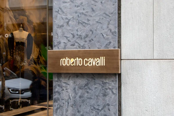 Milão Itália 2023 Roberto Cavalli Logo Sign Brand Text Wall — Fotografia de Stock