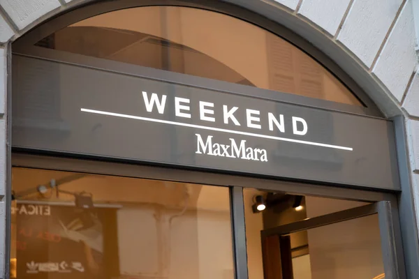 ミラノ イタリア 2023年 Max Mara週末のロゴサインとブランドテキスト上の店舗ファサードチェーンファッション衣類Maxmara週末店の看板の入り口 ストックフォト