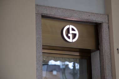 Milan, İtalya - 07 10 2023: Armani giorgio ön cephe mağaza markası ve mağaza logosu İtalyan giyim şirketi