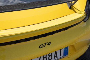 Bordeaux, Fransa - 06 27 2023: Porsche gt4 sarı logo ve yeni modern otomobil spor aracında metin işareti