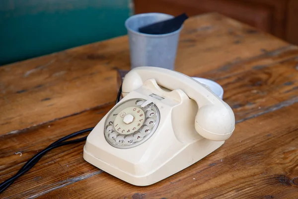 Vanha Dial Puhelin Beige Retro Antiikin Tyyli Puhelin Puinen Pöytä — kuvapankkivalokuva
