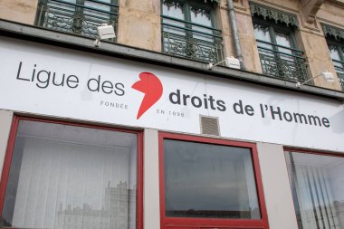 Lyon, Aura France - 07: 15: 2023: ligue des droits de l 'homme logo markası ve ön cephe ofis insan hakları derneğinin duvar girişindeki Fransızca yazı imzası