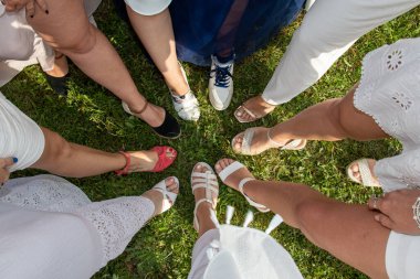 Gelinlik giymiş kızlar düğün günü parti veriyor. Gelin kadın grubunun ayak selfie 'si gösteriliyor.