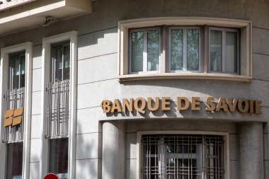 Ek bina, Fransa - 07 10 2023: Banque de savoie marka logo tabelası satış bürosu yerel ön cephe bankası fransız ajansı