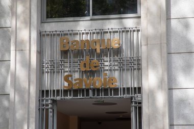 Ek bina, Fransa - 07 10 2023: Banque de savoie cephe binası ofis girişi perakende satış işareti logosu yerel giriş işareti Fransa