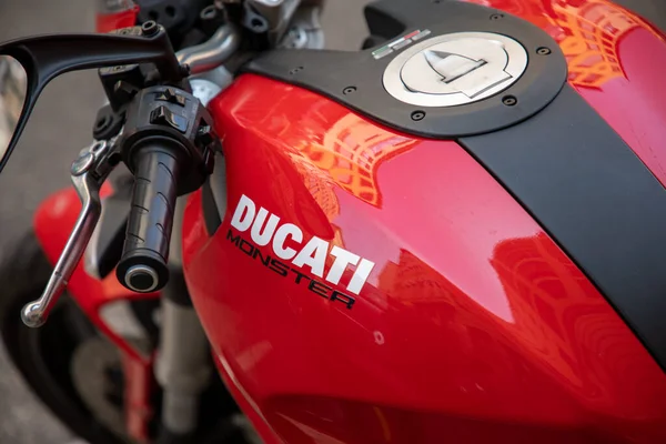 法国阿基坦波尔多 2023 Ducati怪物燃料箱红色摩托车标志和意大利摩托车的文字标志 — 图库照片