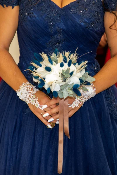 Panna Młoda Kobieta Niebieskiej Sukni Ślubnej Gospodarstwa Ręku Bukiet Ślubny — Zdjęcie stockowe